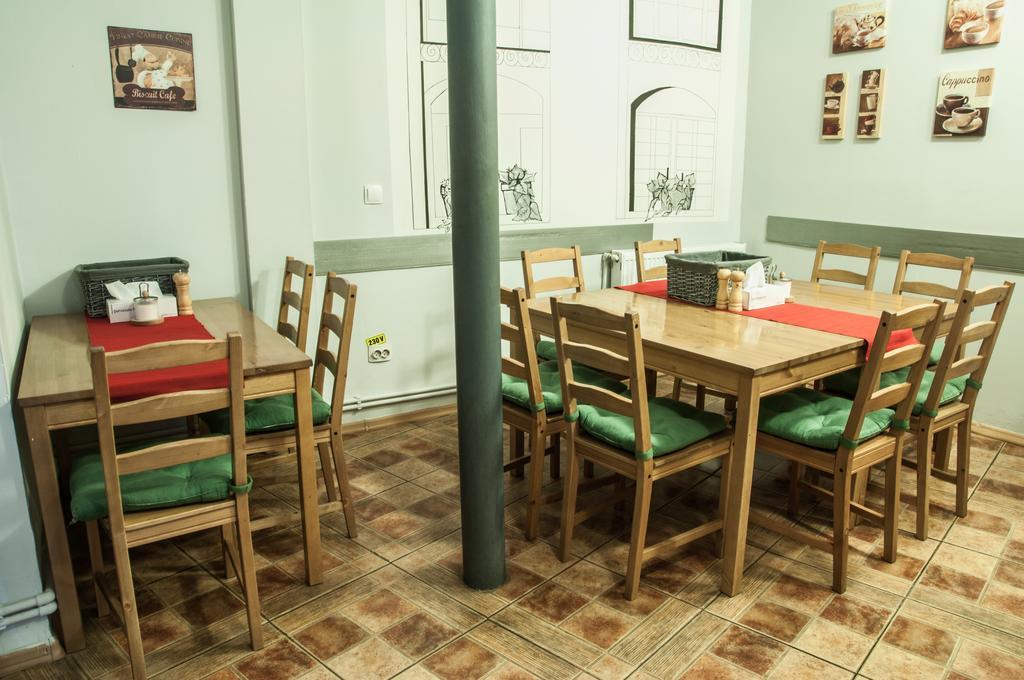 Antique Hostel Bukares Bagian luar foto